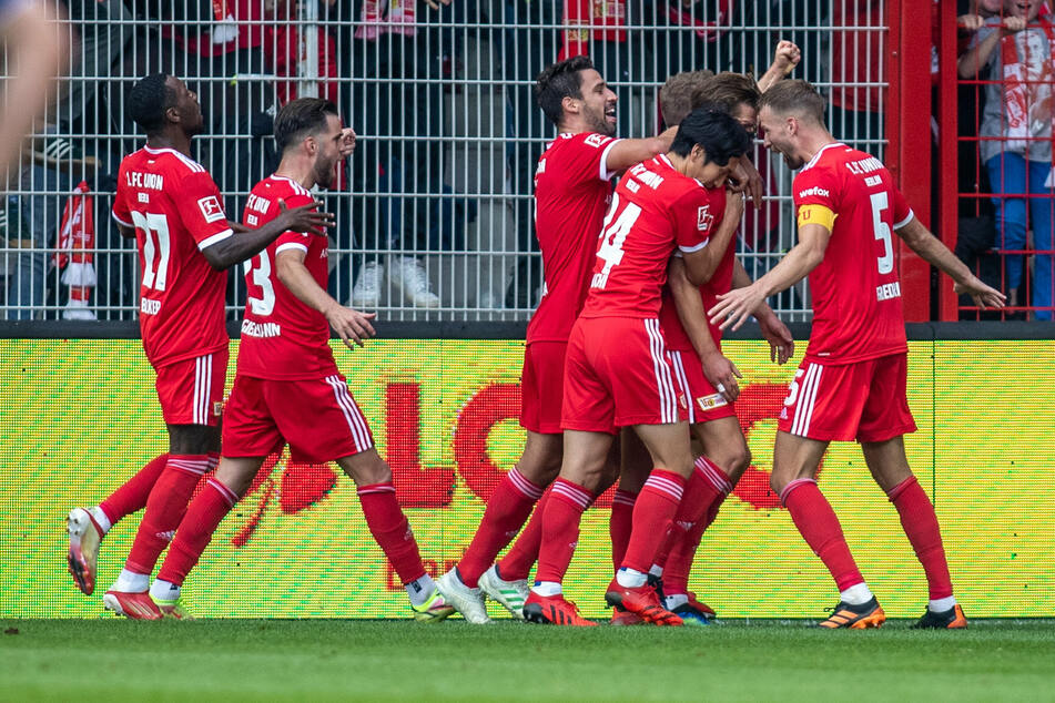 Berlins Kevin Behrens (2.v.r) jubelt nach seinem 1:0 Treffer mit Teamkollegen Sheraldo Becker (l-r), Niko Gießelmann, Rani Khedira, Genki Haraguchi und Marvin Friedrich (r).