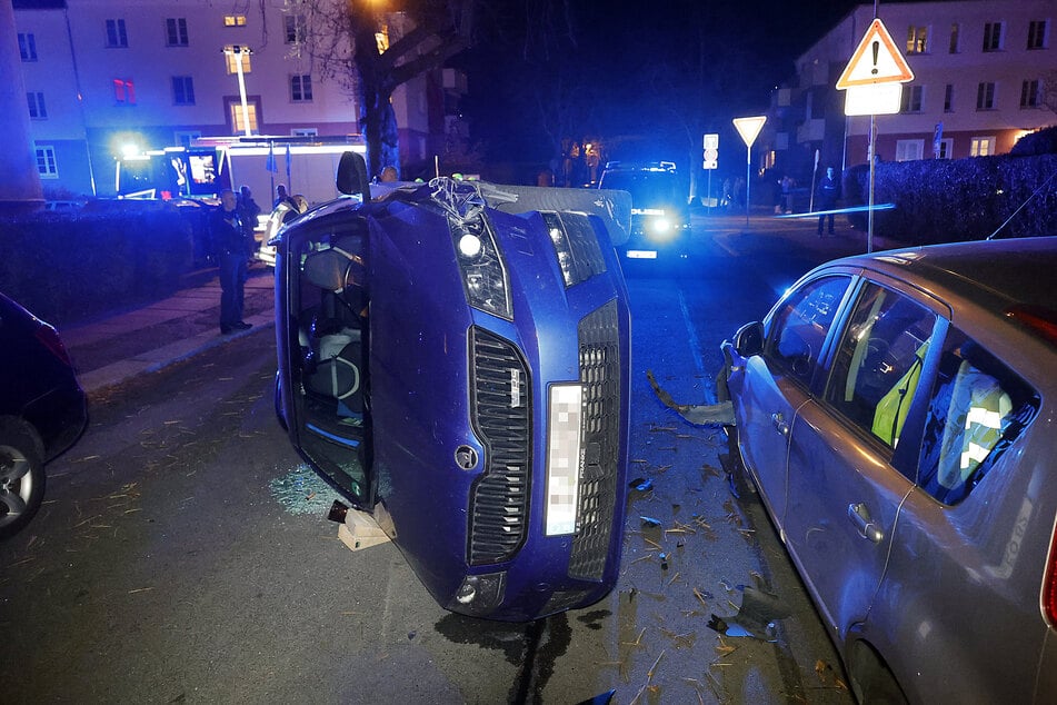 Ein Skoda landete am Freitagabend in Chemnitz-Gablenz auf der Seite. Der Unfall geschah beim Abbiegen.