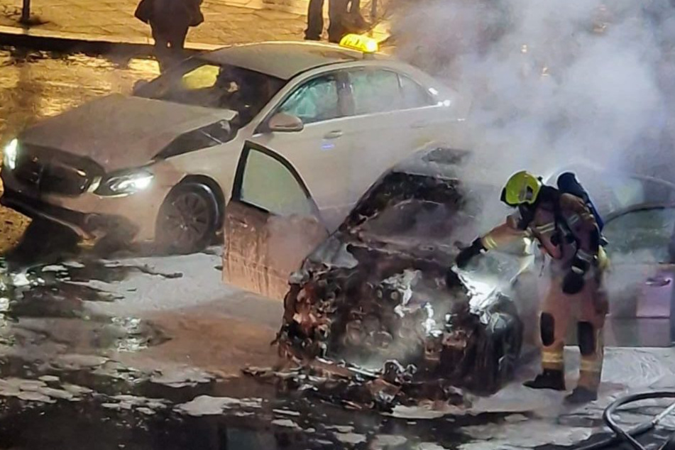 Unfall in Berlin-Neukölln: Mercedes kracht in ein Taxi und geht in Flammen auf