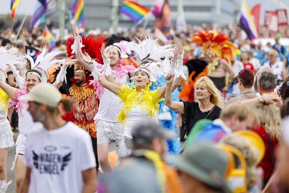 Bis zu einer Million Besucher sind am Sonntag in die Kölner Innenstadt gepilgert, um dort die CSD-Parade zu bestaunen.