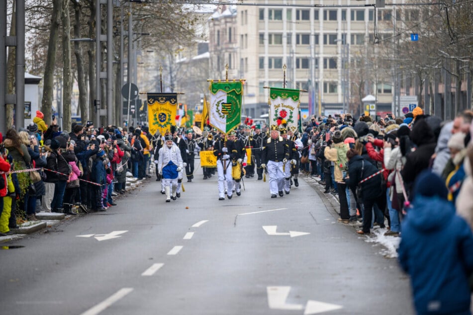 Rund 13.000 Besucher feierten die Mitwirkenden in der Straße der Nationen und der Brückenstraße.