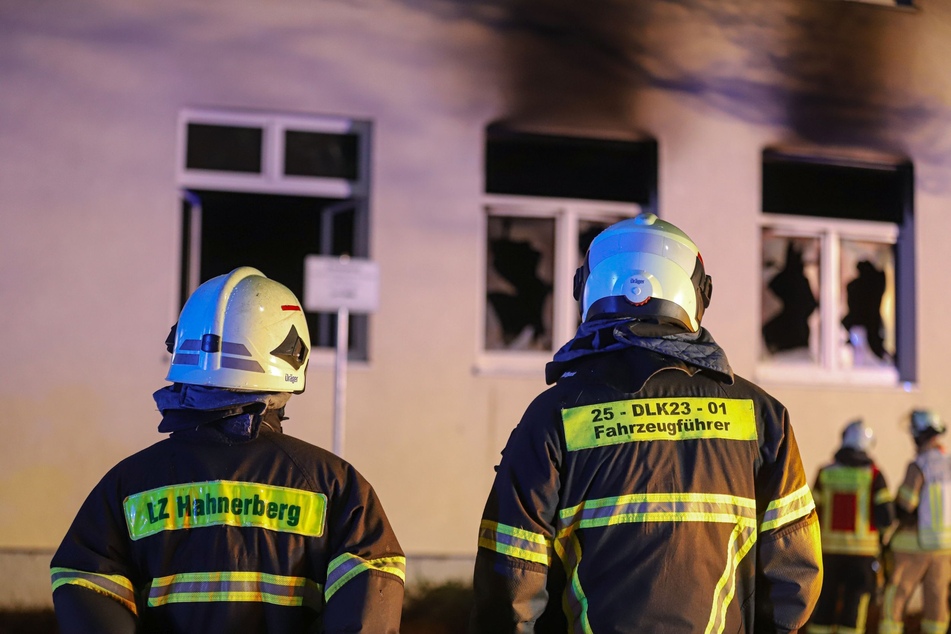 Feuer wütet in Wuppertaler Grundschule: Kräfte entdecken verdächtiges Detail