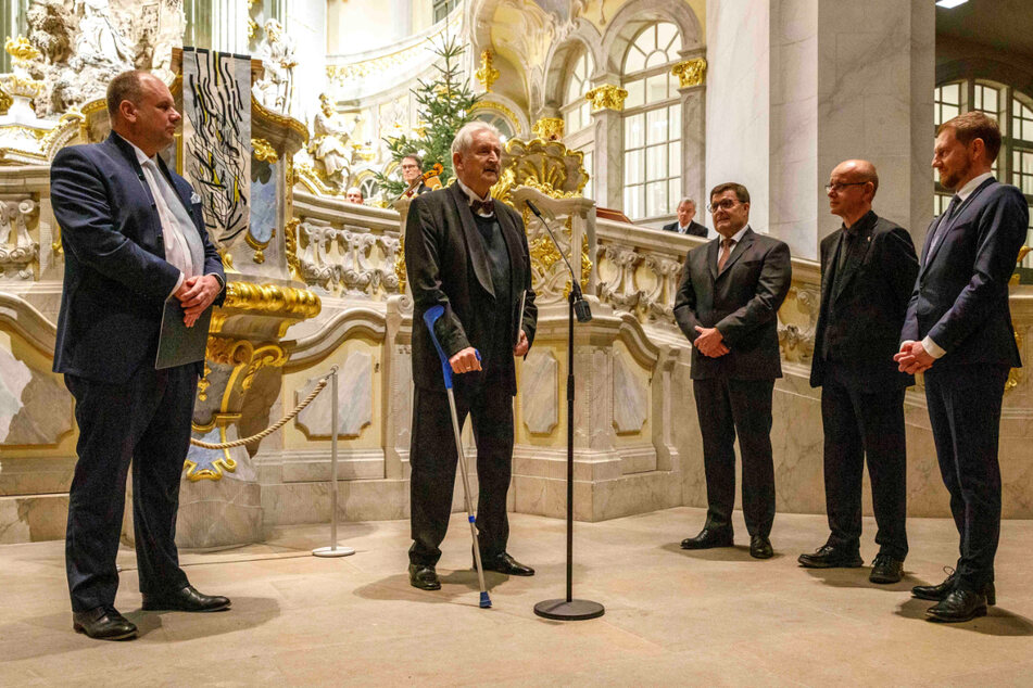 Nach seiner Knie-OP braucht Ludwig Güttler (79, 2.v.l.) noch eine Gehhilfe. Links OB Hilbert (51, FDP), rechts MP Kretschmer (47, CDU).