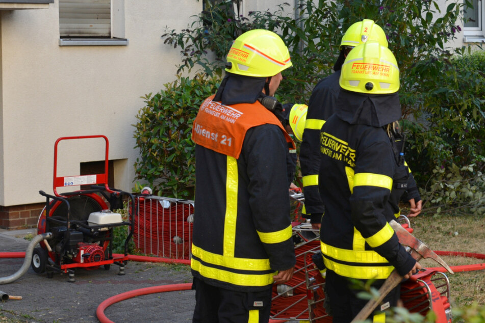 Der Brand einer Wohnung in Frankfurt-Bockenheim löste am frühen Sonntagabend einen Großeinsatz der Feuerwehr aus.