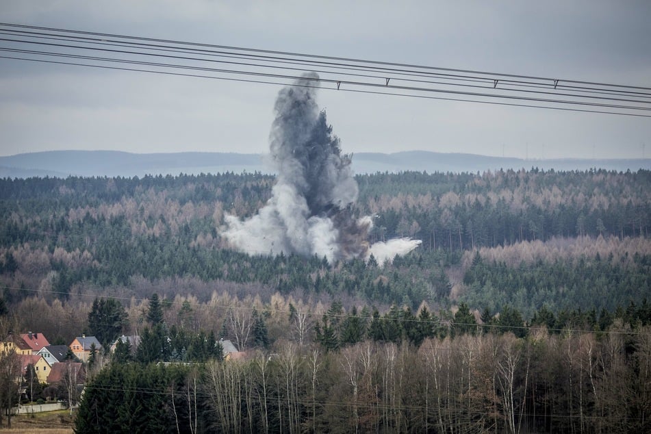 So explosiv kann's bei einer Sprengung in der Dippser Heide zugehen. Das Foto stammt von einem Einsatz im Jahr 2014. (Archivbild)