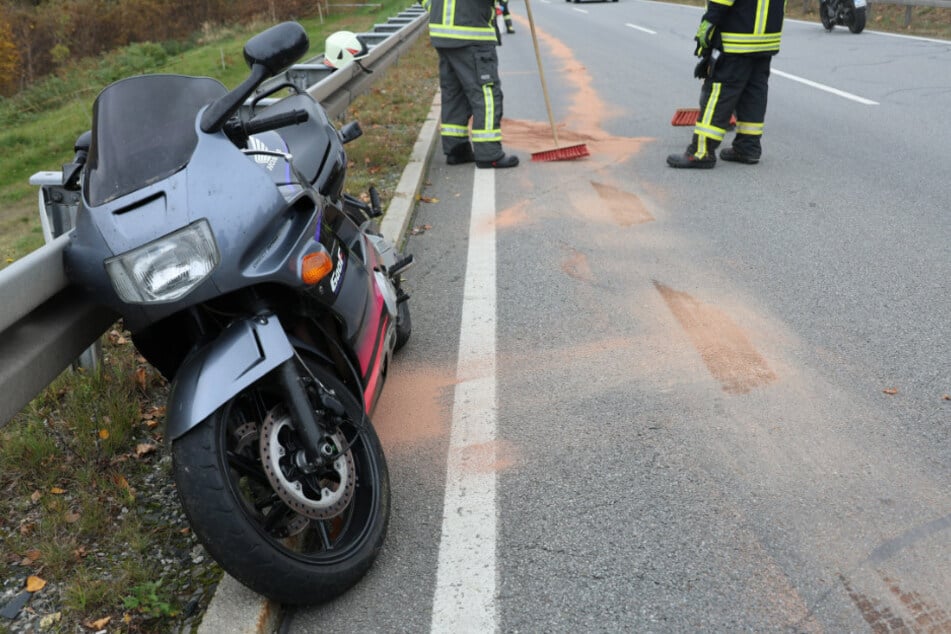 Der Biker rutschte nach dem Sturz noch etwa 25 Meter weiter.