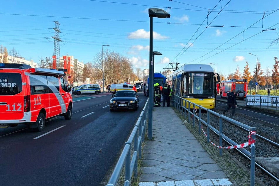 Die Feuerwehr ist mit schwerem Rettungsgerät zur Unfallstelle ausgerückt.