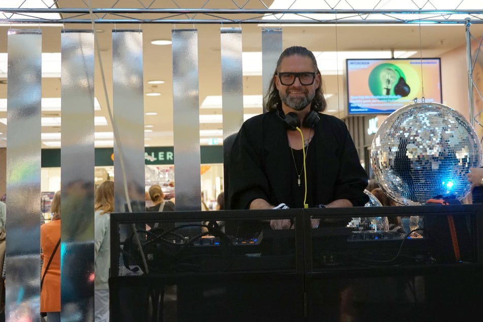 Kult-DJ Kai Schwarz (55) sorgte nicht nur für die passende Musik beim AEZ-Jubiläum, sondern feiert auch gleich sein eigenes nochmal ein bisschen mit:. Vor wenigen Wochen wurde er selbst 55 Jahre alt. Viele seiner Freunde waren mit dabei, denn Schwarz hat eine besondere Verbindung zur Gegend: "Ich habe mal zehn Jahre in Poppenbüttel gewohnt", verriet er TAG24.