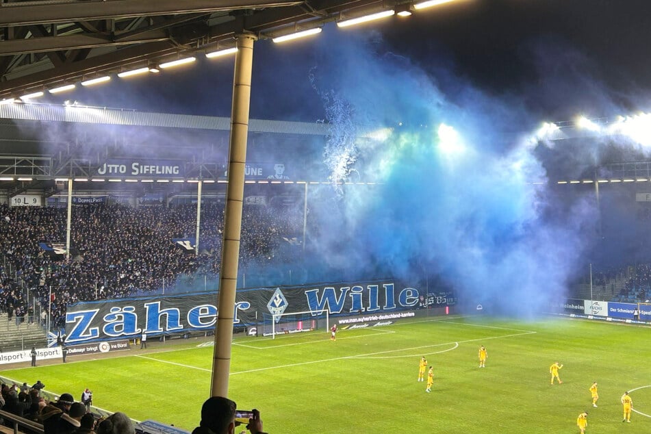 Vor dem Anpfiff zündeten die Mannheimer Fans im Carl-Benz-Stadion zahlreiche Pyro-fackeln und Leuchtraketen.