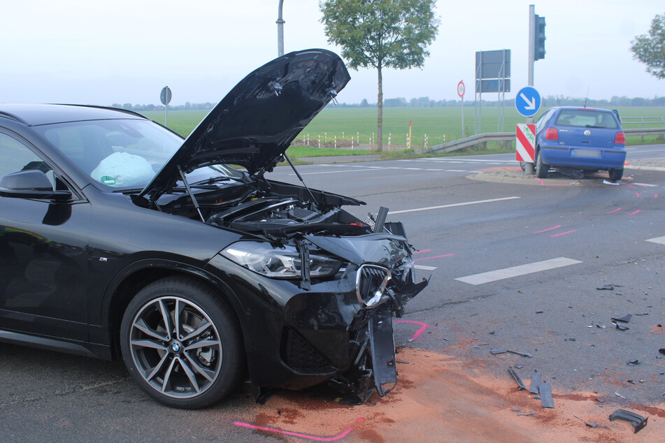 Der BMW wurde nach dem Crash arg in Mitleidenschaft gezogen. Die Polo-Fahrerin musste sogar aus ihrem Fahrzeug herausgeschnitten werden.