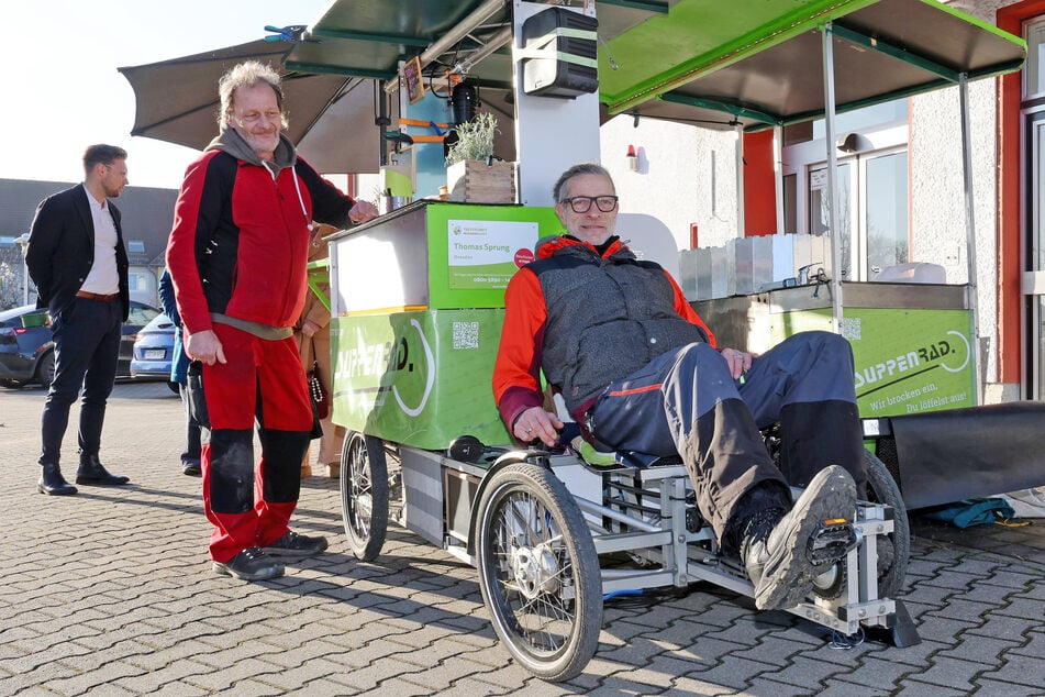 Hat er alles zusammengeklappt, kann Thomas Sprung (60) mit seiner Suppenküche losradeln.