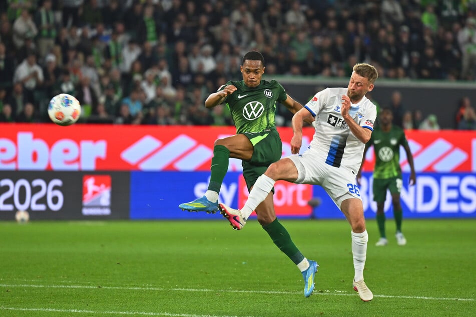 Wolfsburgs Jeanuël Belocian (21, l.) ließ seinen Gefühlen im Kabinentrakt freien Lauf.