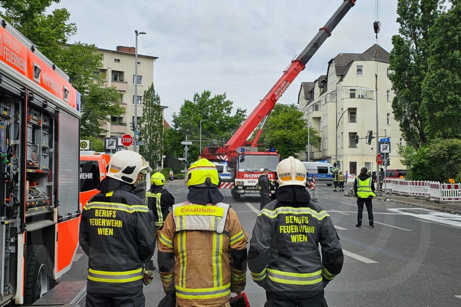 Der Fahrer wurde den Angaben zufolge herausgeschleudert und starb noch am Unfallort.