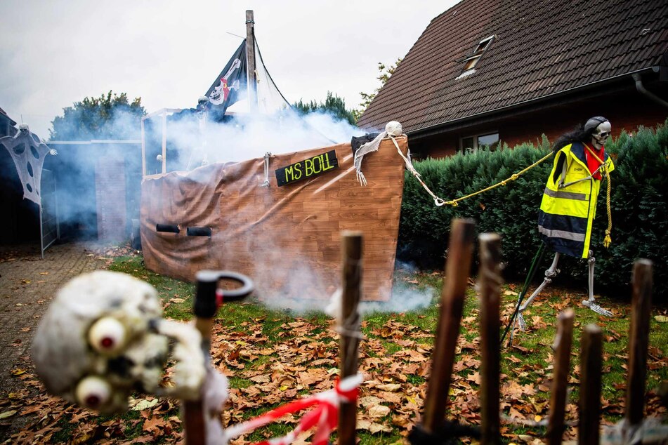 Schaurig-schöner Hingucker zu Halloween: In diesem Garten steht sogar eine Achterbahn