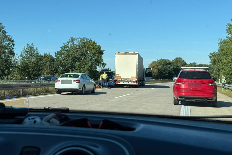 Der Brummi-Fahrer hatte laut bisherigen Erkenntnissen die Kontrolle über sein Gefährt verloren und war daraufhin gegen die Mittelleitplanke geraten. Dabei klemmte er offenbar das Auto ein.