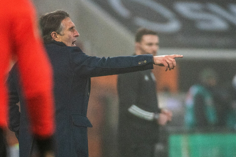 Bruno Labbadia coacht sein Team im Spiel gegen den FC Augsburg engagiert von der Seitenlinie aus.
