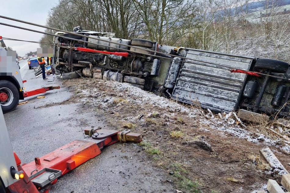 Der mit Mandarinen beladene Sattelschlepper durchbrach bei Idstein die Leitplanke der A3 und kippte um.