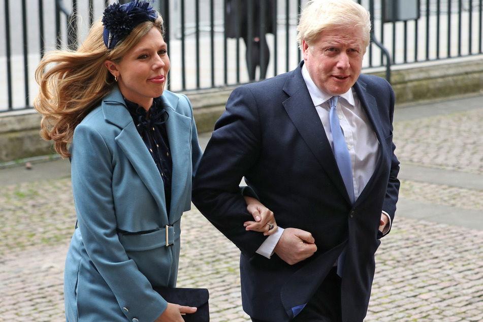 Boris Johnson, Premierminister von Großbritannien und seine Partnerin Carrie Symonds. Johnson hat am Donnerstagabend die Intensivstation verlassen.