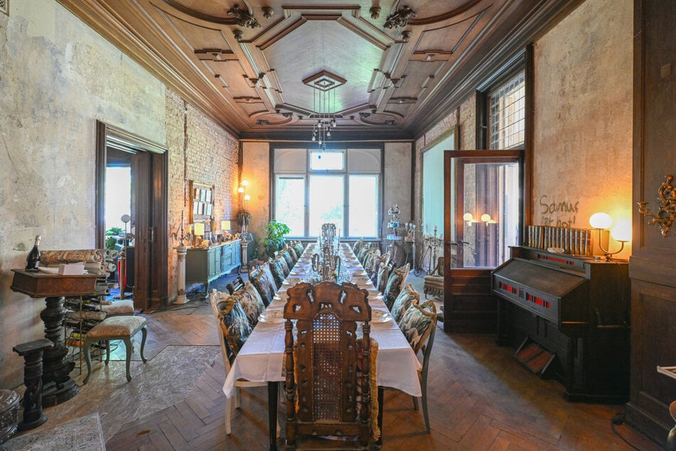 Maroder Charme trifft auf Opulenz: Bereits während der Renovierung vermietet der Hausherr die Räumlichkeiten.
