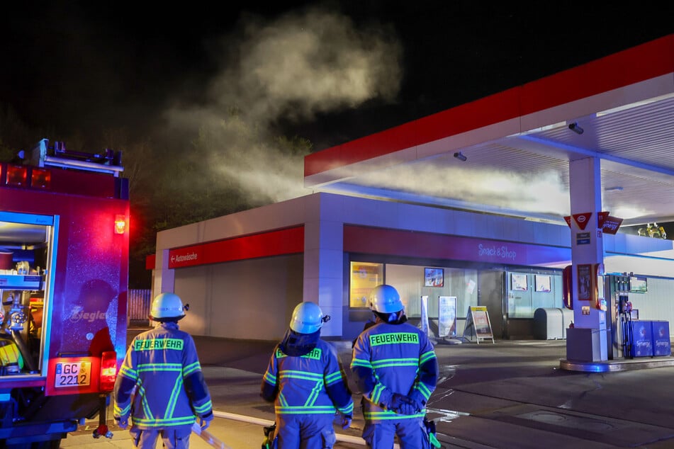In einem Nebenraum der Tankstelle brach am Samstagabend ein Brand aus.