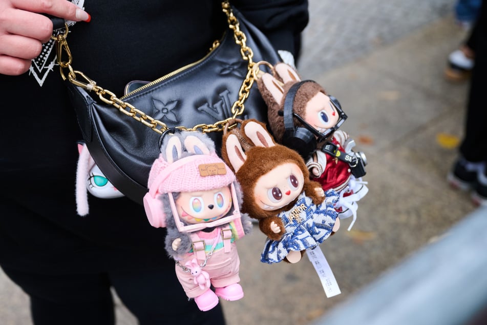 Viele Menschen suchten auch nach Labubu-Figuren (Plüschtierfiguren aus China).