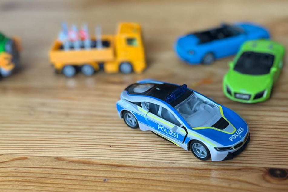 Dreijähriger überführt mit Spielzeugautos Täter nach Unfallflucht