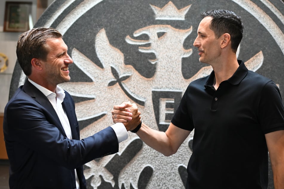 SGE-Boss Krösche (l.) sieht tolle Entwicklung: Cheftrainer Dino Toppmöller (44) sitzt bei Eintracht Frankfurt aktuell wohl so fest im Sattel wie nie zuvor.