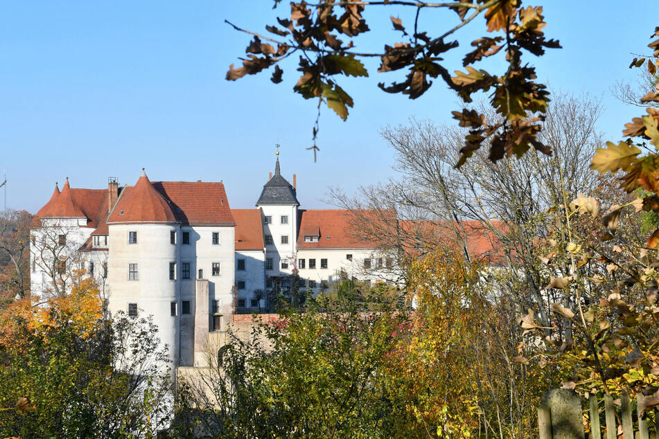 Im Schloss Nossen wird das Stück "Unter Nossen - Eine Stadt im Blaurausch" aufgeführt.