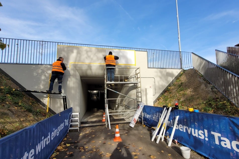 Graffitikünstler gestalten momentan die Tunnelwände.
