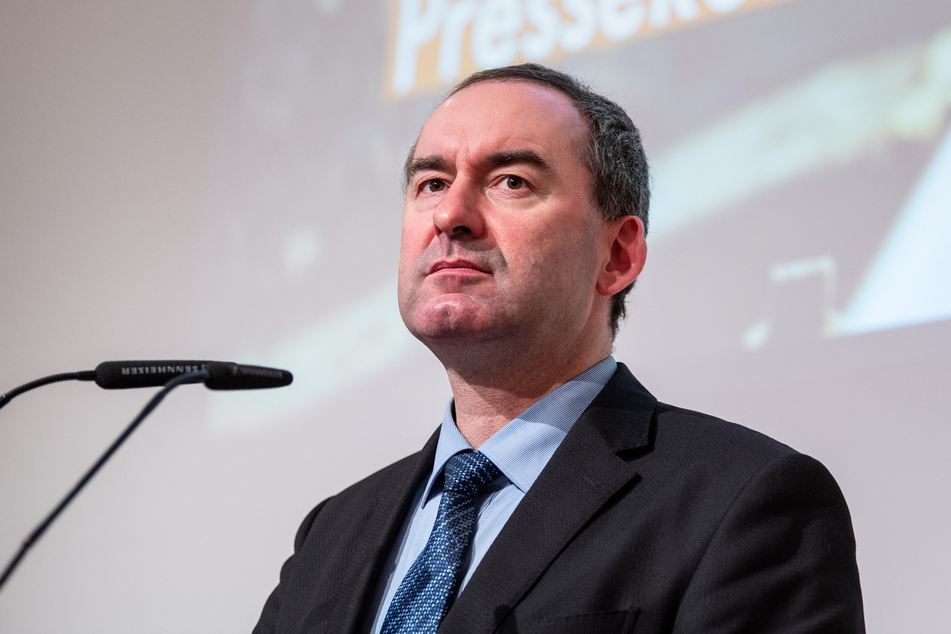 Wirtschaftsminister Hubert Aiwanger verteidigt den schnellen Maskenkauf von vor einem Jahr. (Archiv)