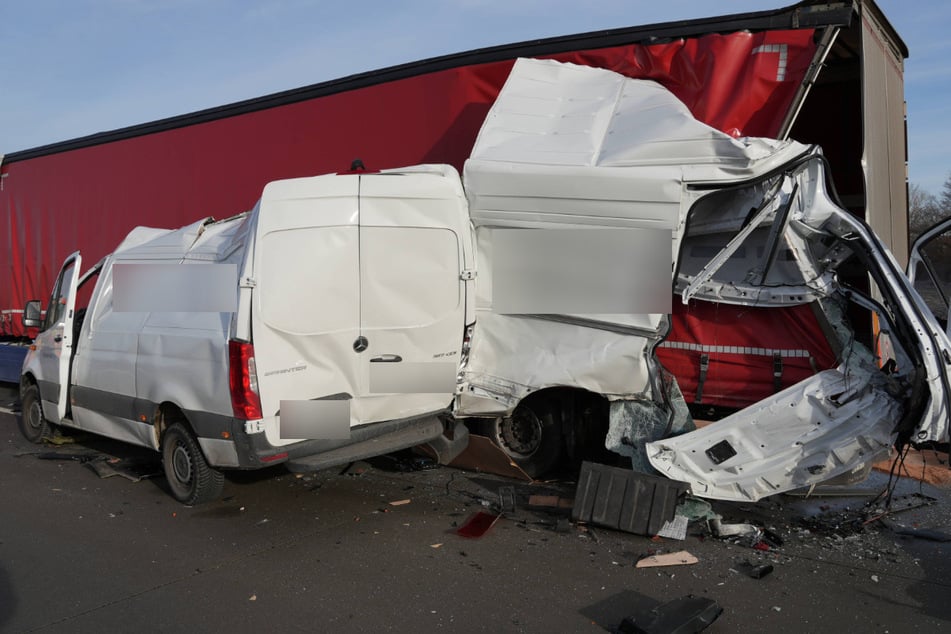 Der Transporter wurde bei dem Unfall fast vollständig entzweigerissen.