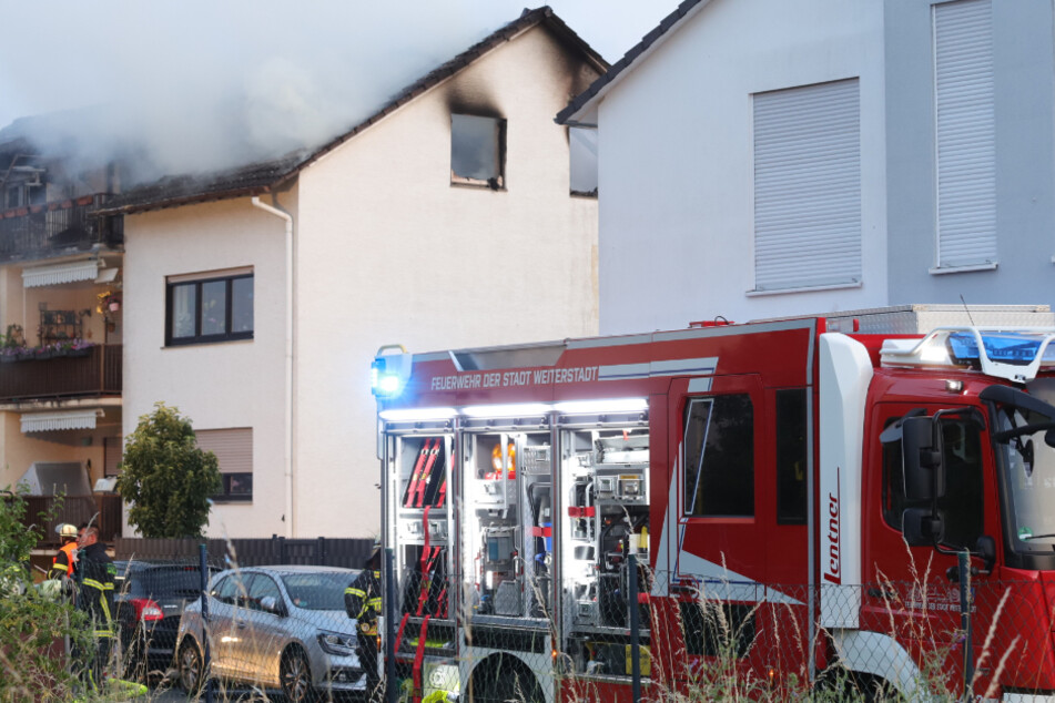 Verheerender Dachstuhlbrand in Mehrfamilienhaus: Retter machen traurigen Fund