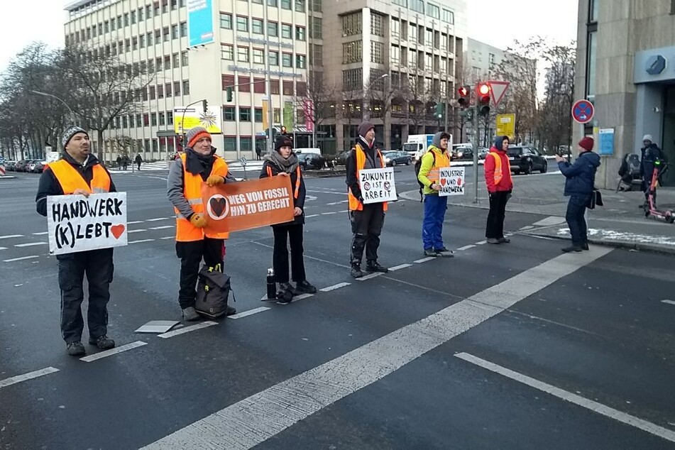 Die "Letzte Generation" blockierte am Freitagmorgen vor der Handwerkskammer in Berlin-Kreuzberg.