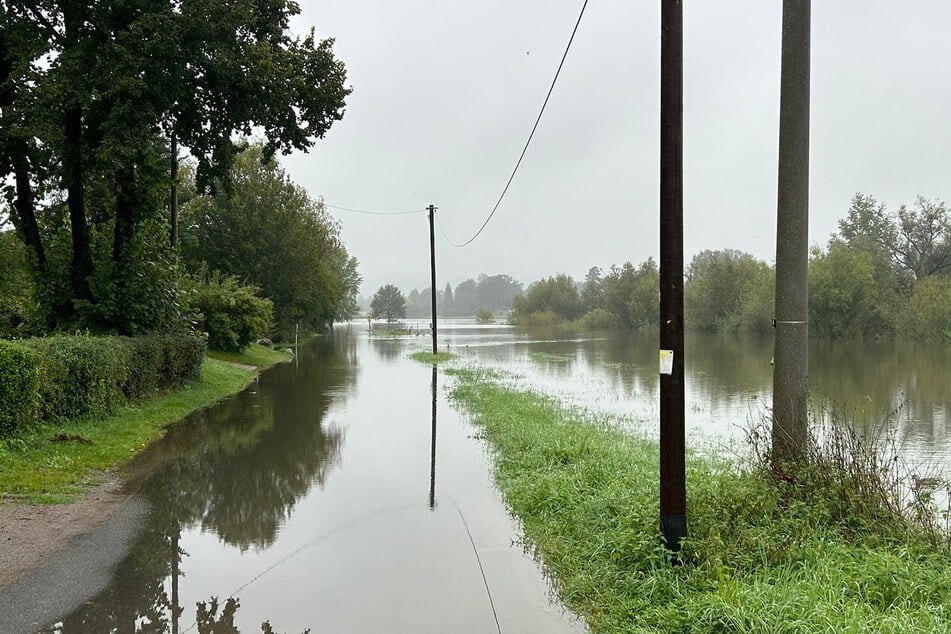 Am Gasthof Zschieren ist der Elberadweg nicht mehr passierbar.