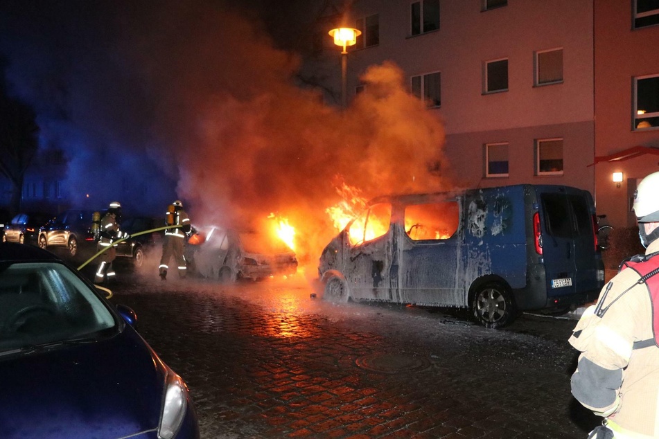 In der Lincolnstraße in Berlin-Friedrichsfelde haben in der Nacht zu Sonntag zwei Fahrzeuge gebrannt.