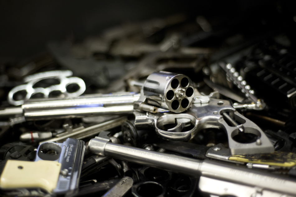 Zahlreiche Waffen wurden gefunden (Symbolfoto).