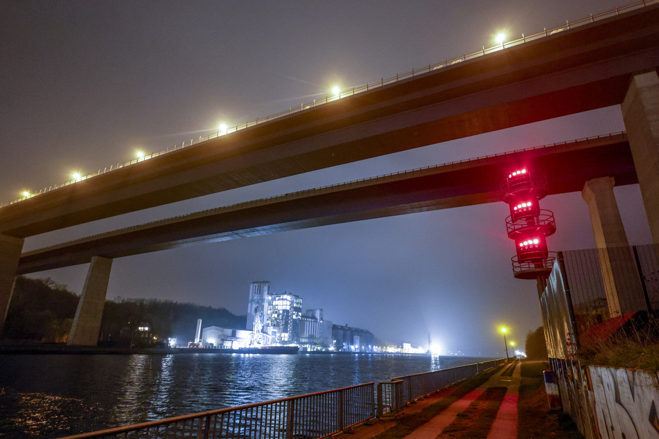 Die gesperrte Hochbrücke in Kiel-Holtenau. Im Laufe des Tages soll die Statik der Brücke geprüft werden.