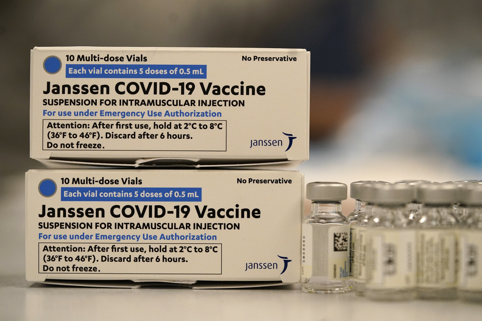 Zwei übereinander gestapelte Verpackungen des Corona-Impfstoff des US-Pharmakonzerns Johnson & Johnson.