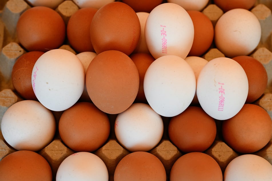 In Aschbach werfen sich Zweierteams rohe Eier zu.