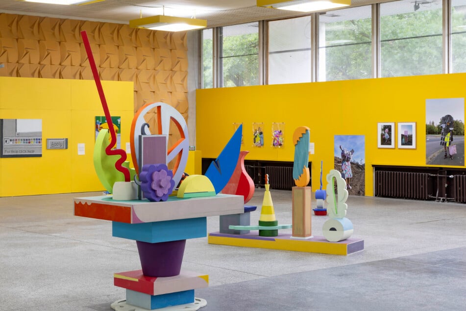 "Southbound": Obst- und Frucht-Eisbecher-Installationen in Holz und Acryl von Rojo & Kreß.