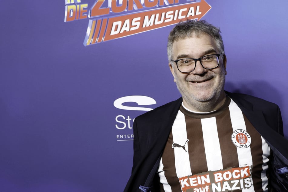 Elton wird zum Schauspieler: Moderator übernimmt Rolle in "Zurück in die Zukunft"