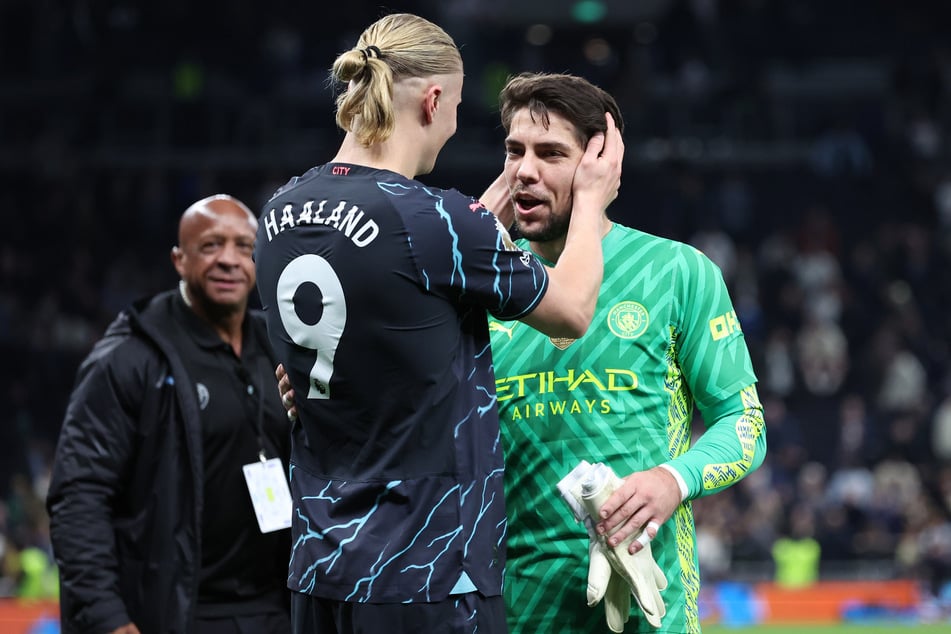 Die beiden Matchwinner unter sich: Erling Haaland (23, l.) herzte seinen Torwart Stefan Ortega (31) nach dem Sieg gegen die Spurs.