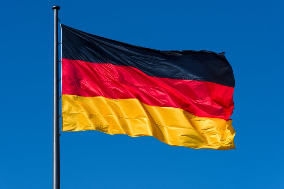 Schwarz-Rot-Gold: Die Farben der Republik könnten bald auch vor Dresdner Schulgebäuden zu sehen sein.