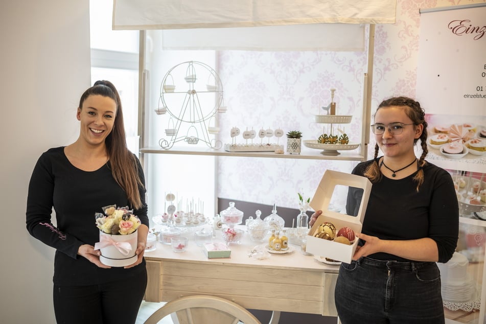 Janette Graf (31, l.) und Siselia Mädler (23) bereiten im "Einzelstücke" Blumenboxen und Schoko-Bomben vor.