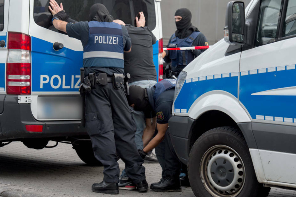 Frankfurt: Mega-Razzia im Rhein-Main-Gebiet: 700 Polizisten, 30 Festnahmen, viele Waffen und kiloweise Drogen