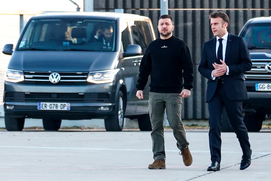 Der ukrainische Präsident Wolodymyr Selenskyj (45) ist in Begleitung seines französischen Amtskollegen Emanuel Macron (45) in Brüssel eingetroffen.