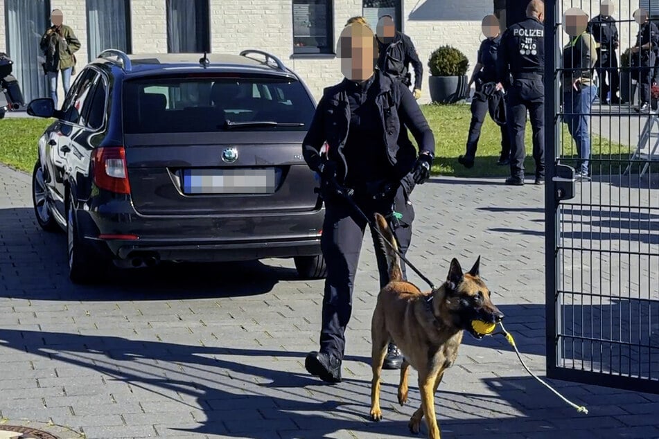 Auch Diensthunde waren an der Durchsuchung beteiligt.