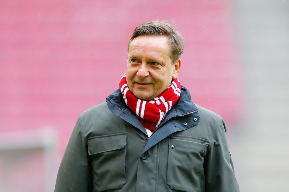 Die Klärung der Trainer-Frage beim 1. FC Köln steht wohl kurz bevor. Laut Sportchef Horst Heldt (51) gebe es bereits einen Favoriten, Namen nannte er jedoch nicht.