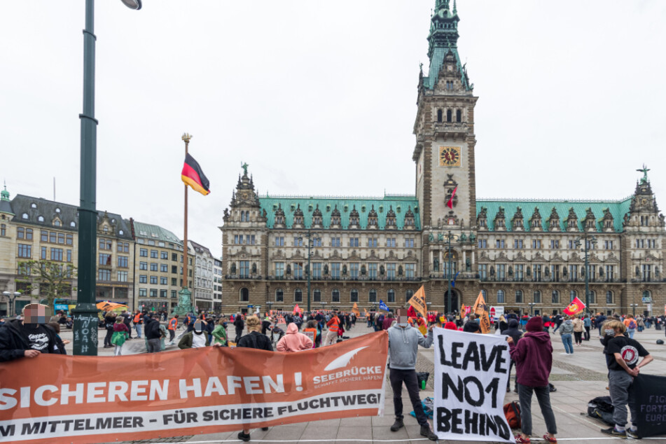 Aktivisten der Seebrücke Hamburg demonstrieren auf dem Rathausmarkt für die Aufnahme von Flüchtlingen.