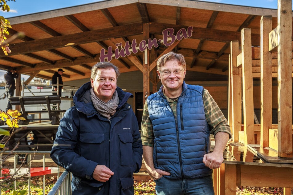 Matteo Böhme (42, l.) und Holger Zastrow (55) freuen sich auf den Start des Dresdner "Hüttenzauber".